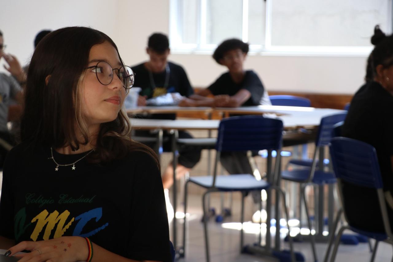 Colégios estaduais começam a receber segunda remessa de carteiras do novo formato