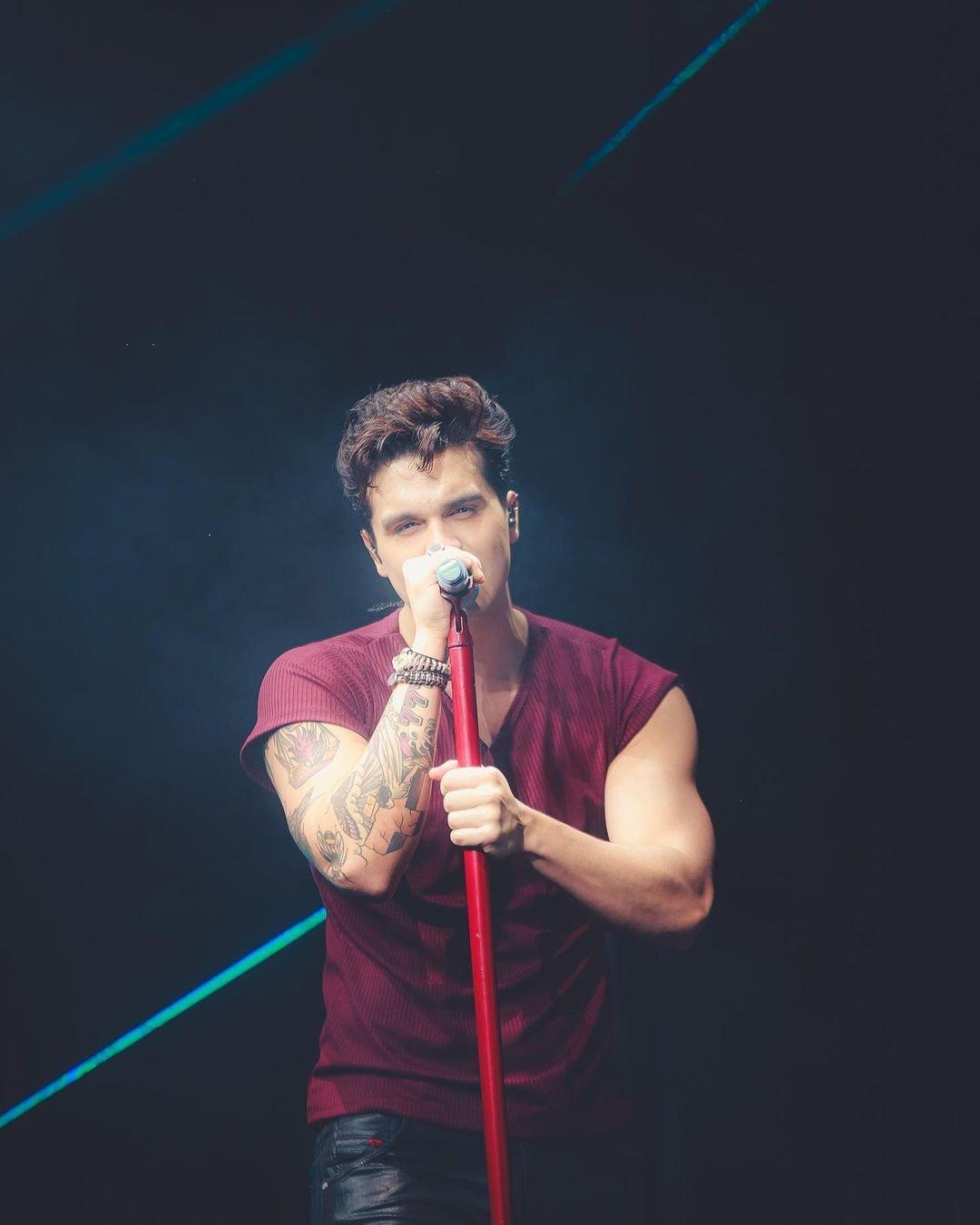 Luan Santana sobe ao palco da Expo Santa Helena neste sábado (27)