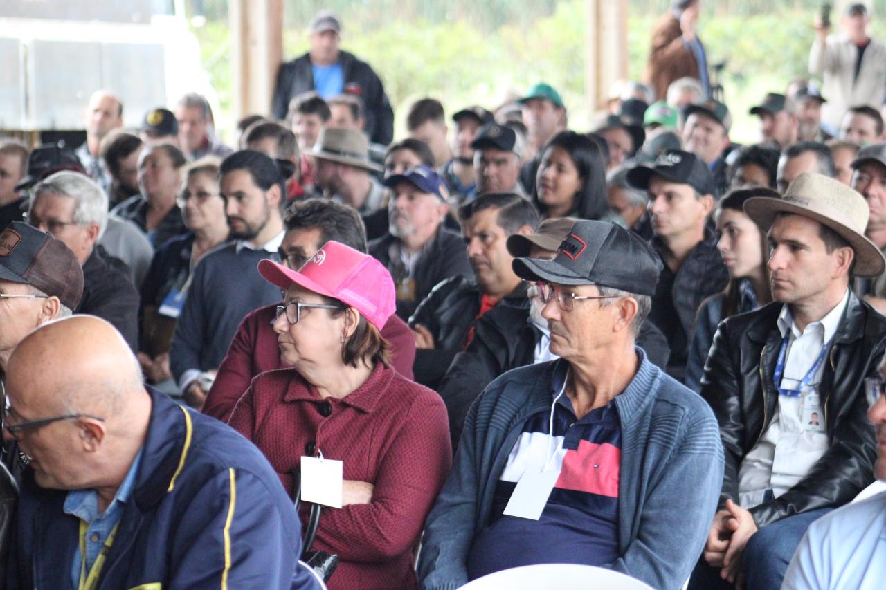 Boas práticas de manejo do milho atraem produtores e estudantes em evento do IDR-Paraná em Santa Helena