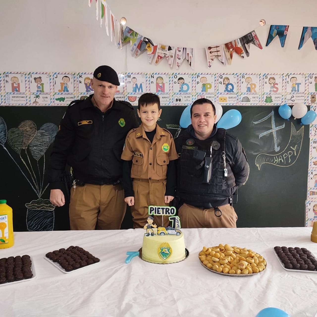 Fã mirim da Polícia Militar ganha fardinha em Itaipulândia