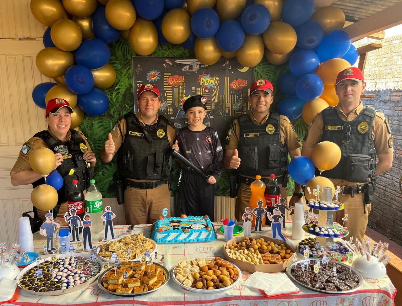 Policiais rodoviários de Santa Helena fazem surpresa a fã-mirim em seu aniversário