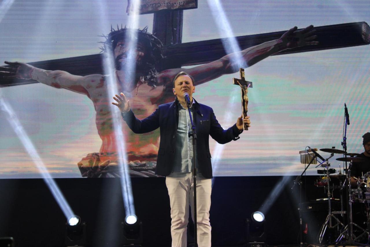 Show com Padre Ezequiel Dal Pozzo e Café Colonial reúnem milhares de pessoas em Entre Rios do Oeste