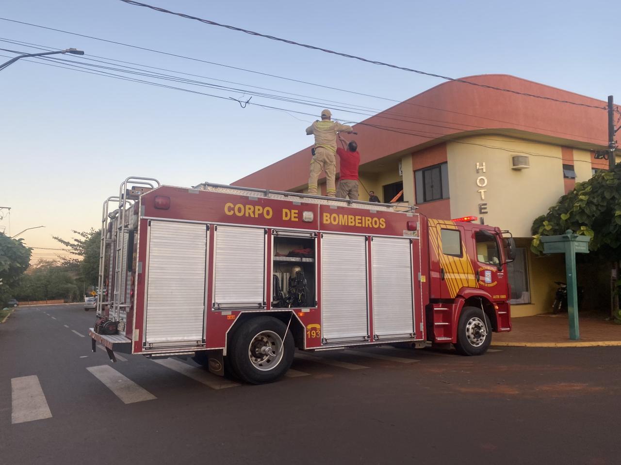 Bombeiros é acionado para remover fiação solta sobre avenida em Santa Helena