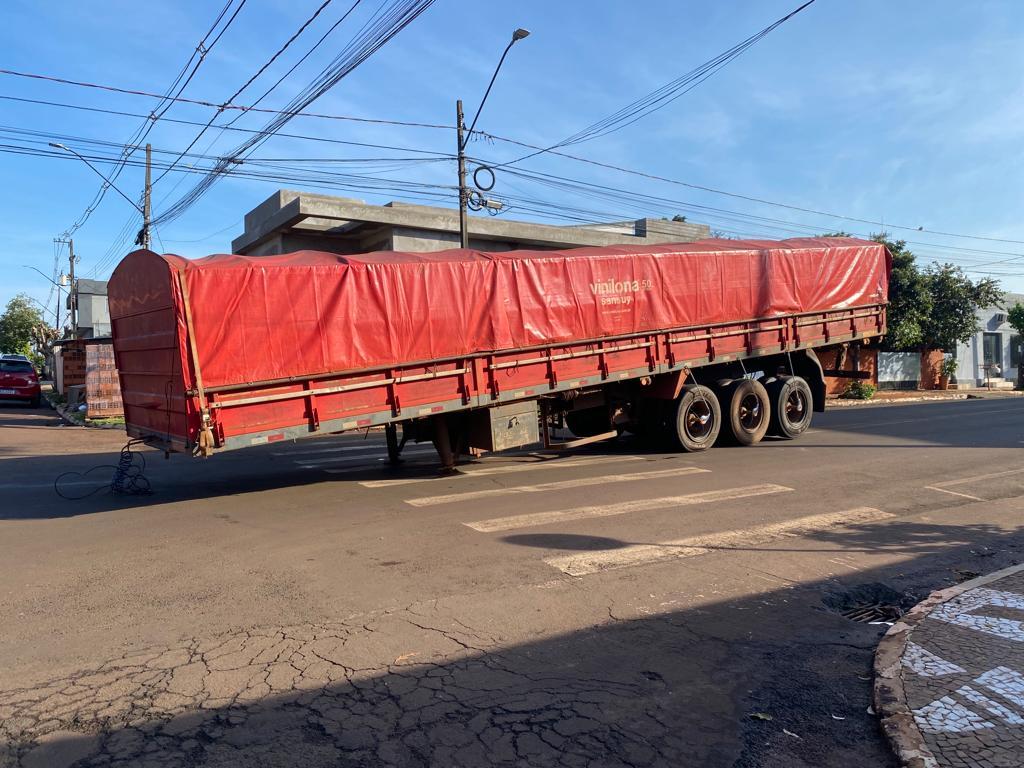 Carroceria de carreta se desprende de cavalinho e fica sobre a via em Santa Helena