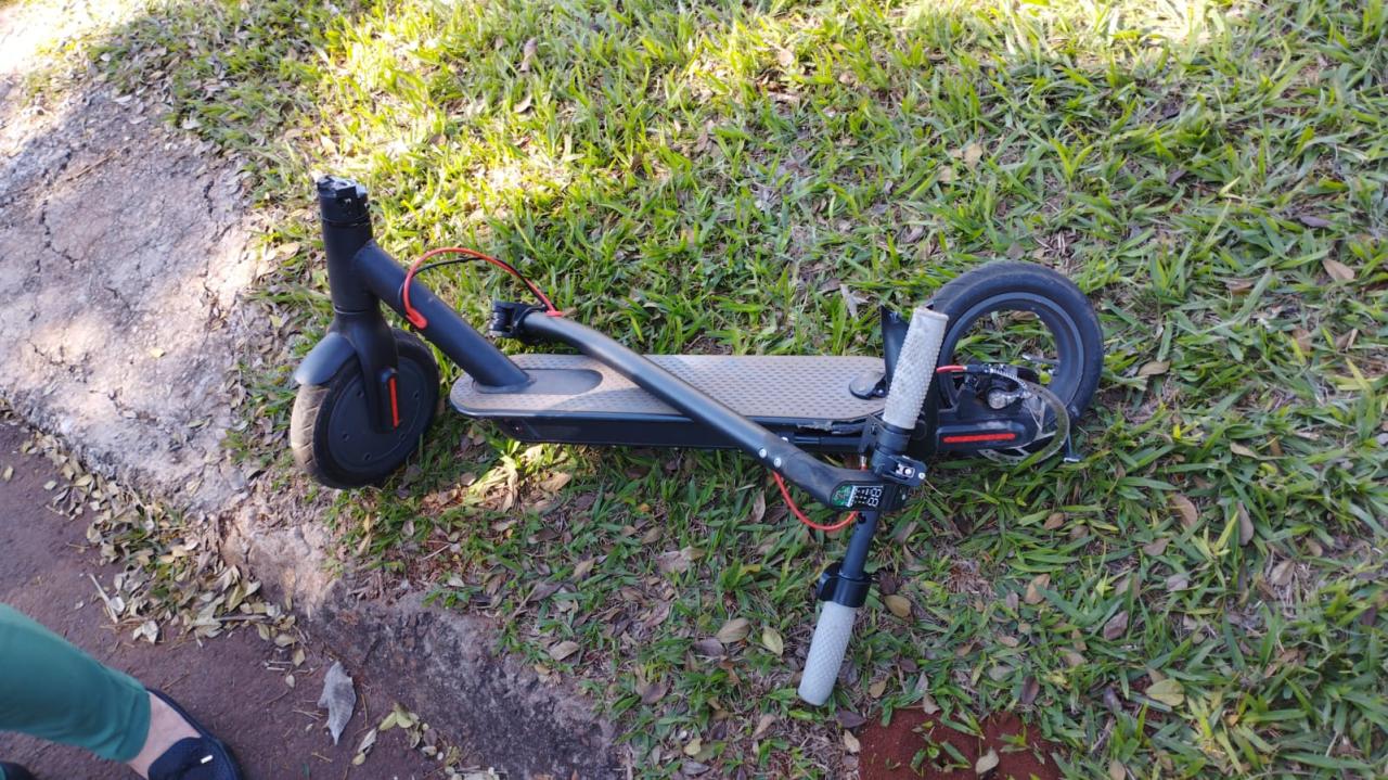 Mulher fica ferida em acidente envolvendo patinete e veículo em Santa Helena