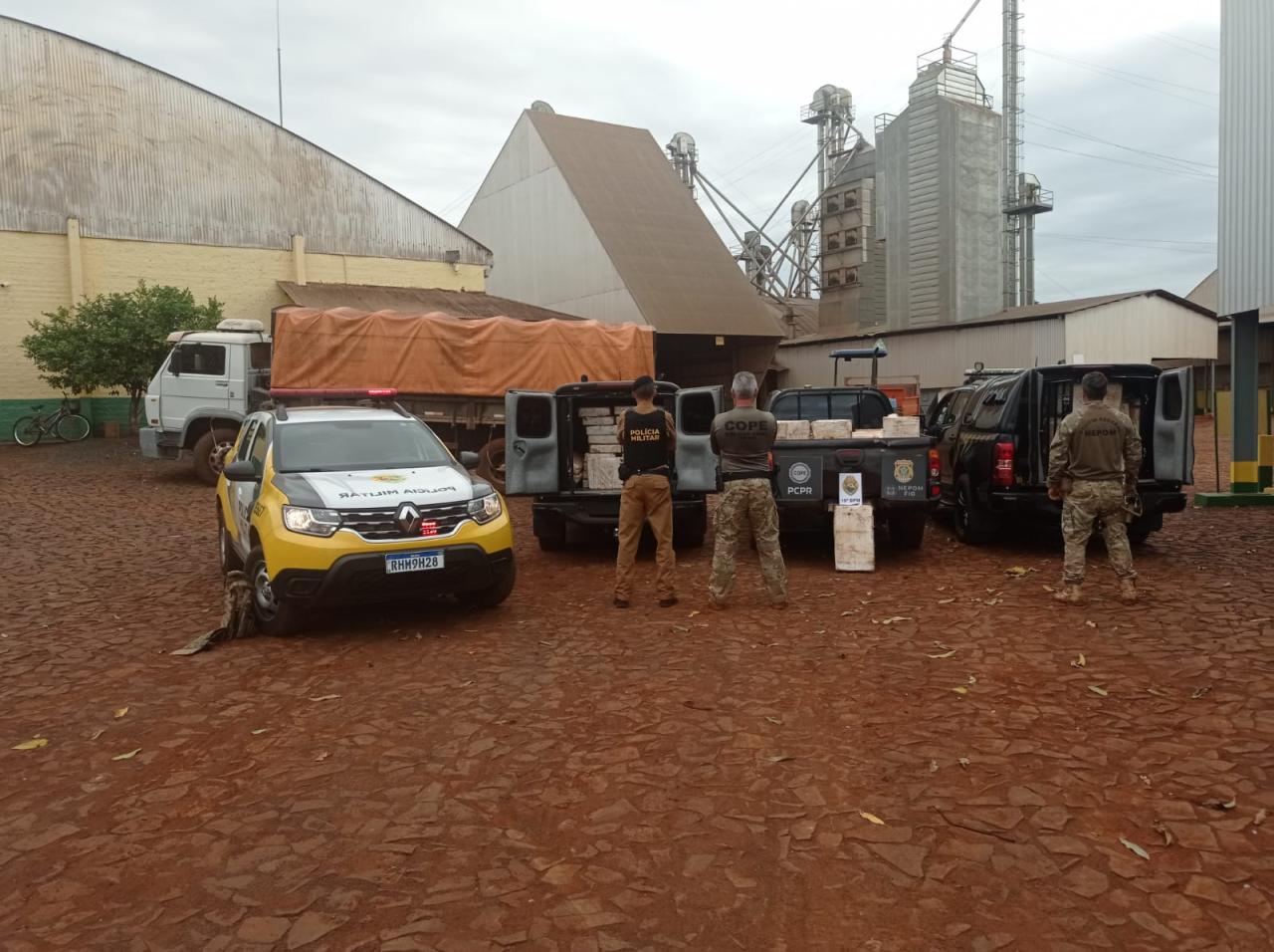 Polícia Militar de Entre Rios do Oeste apreende 1,7 tonelada de droga em linha Vista Alegre