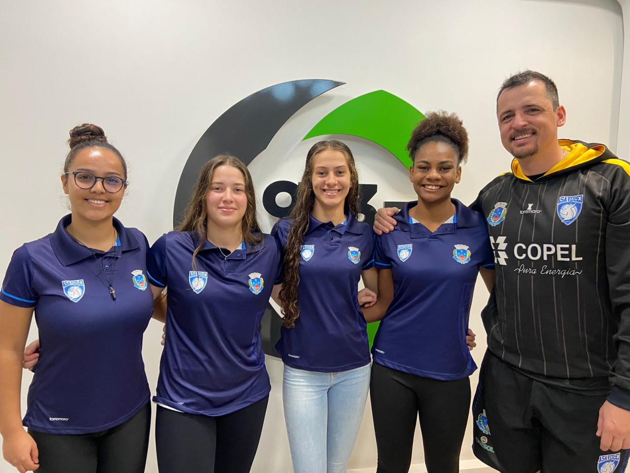 Vice-campeãs dos Jogos Escolares, técnico e atletas do Colégio Santos Dumont visitam a rádio Costa Oeste FM