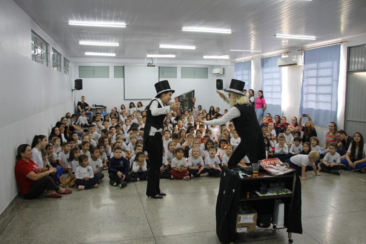 Aproximadamente 2.500 alunos recebem homenagem especial em comemoração ao Dia do Estudante