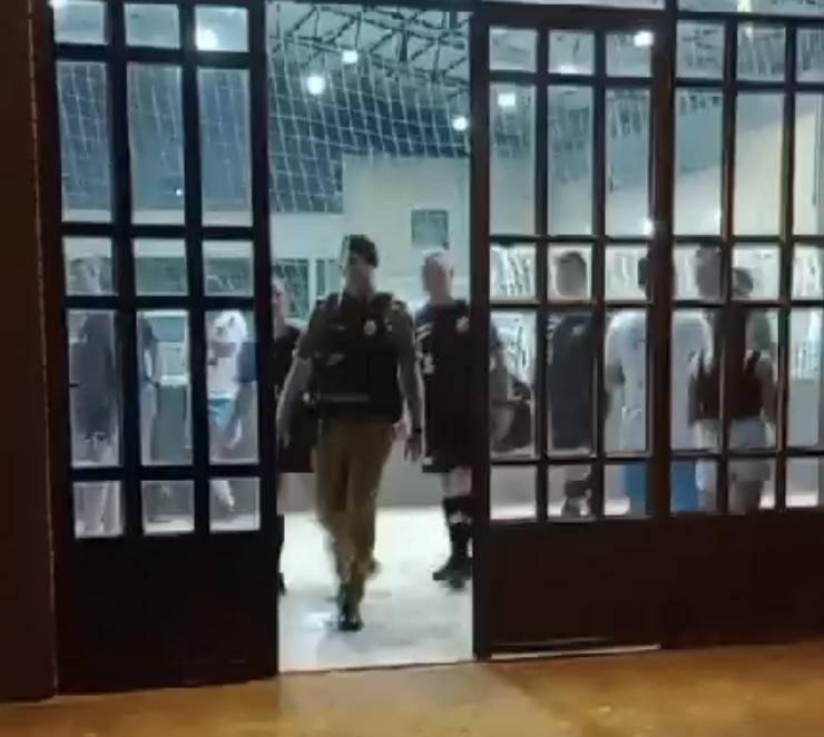 Na final de distrital, árbitros saem escoltados de jogo em Santa Helena (vídeo)