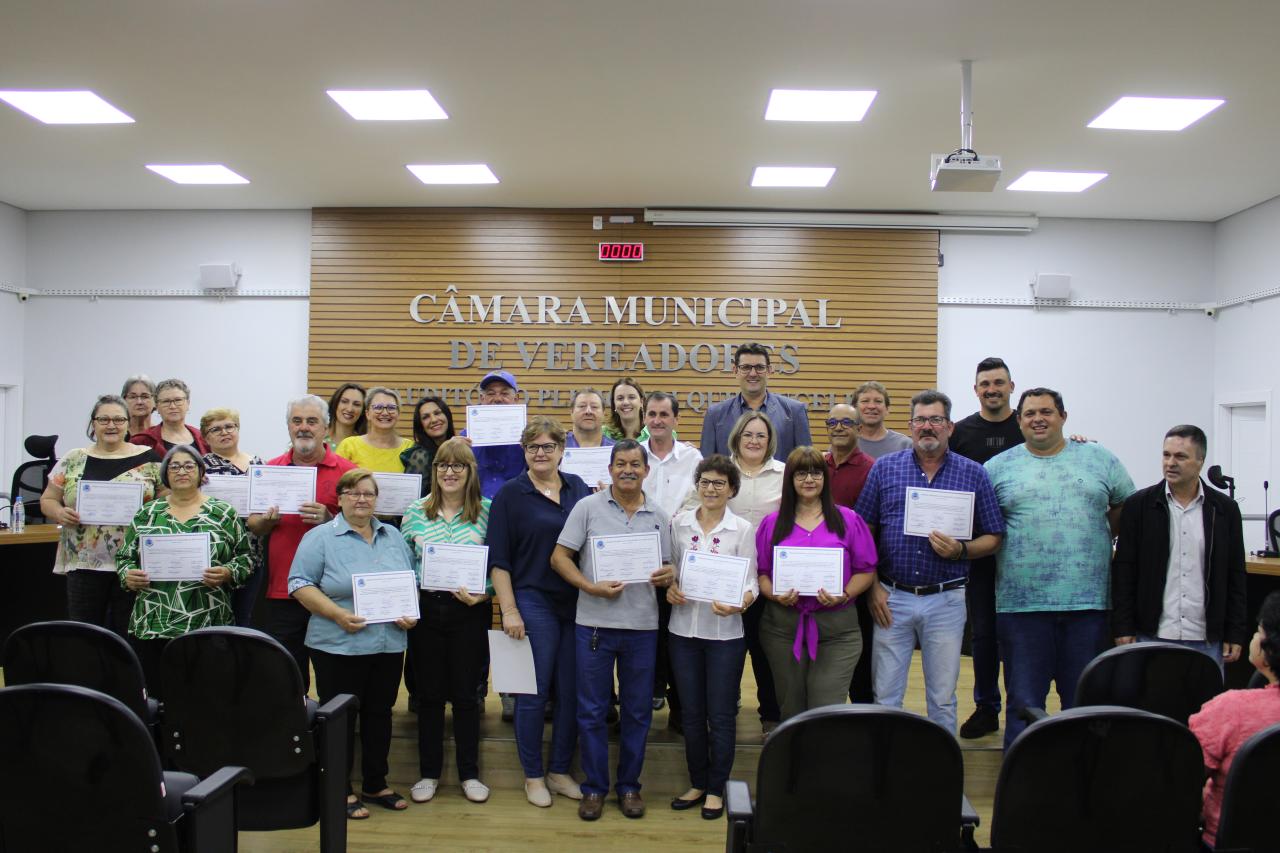 Câmara de Vereadores de Santa Helena entrega Moção de Agradecimento e Aplausos à servidores que se aposentaram