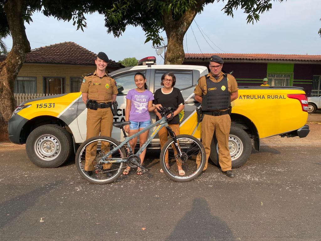 Polícia Militar de Santa Helena faz entrega oficial de bicicleta que havia sido furtada de aluna