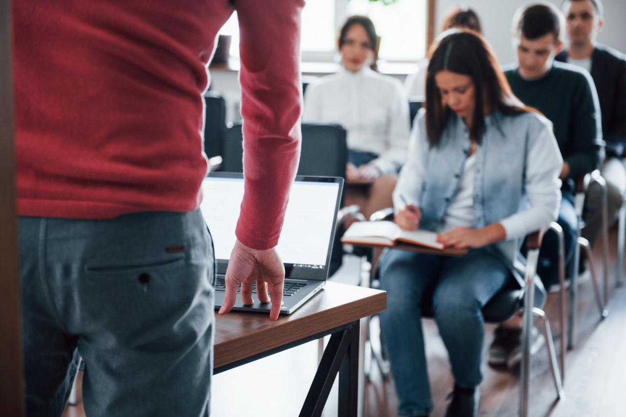 Publicada relação de inscritos para os cursos de Assistente Administrativo e Promotor de Vendas