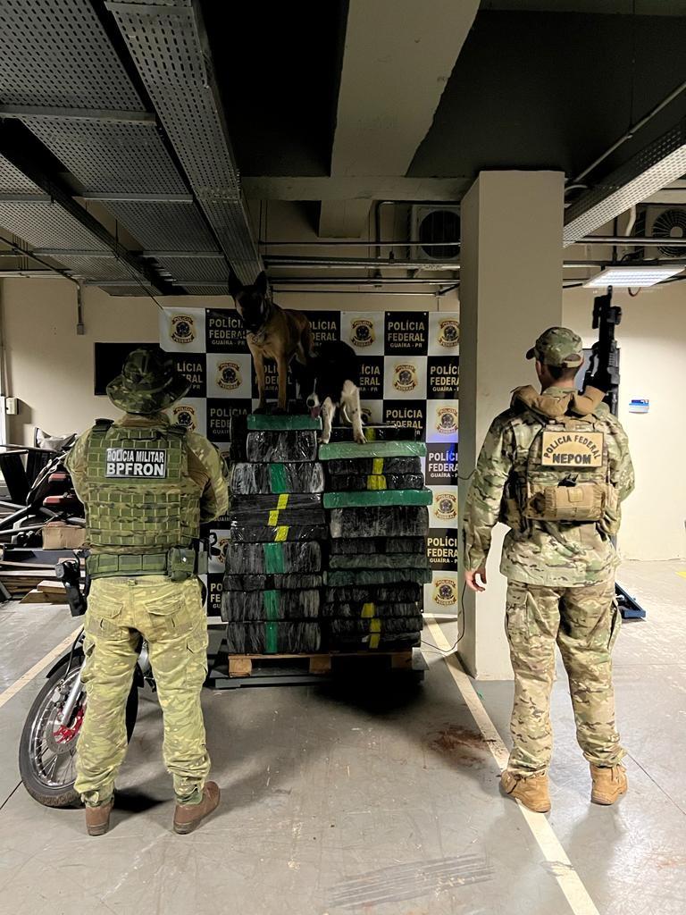 BPFron e PF apreendem 1.217 kg de maconha em Entre Rios do Oeste e apreende motocicleta