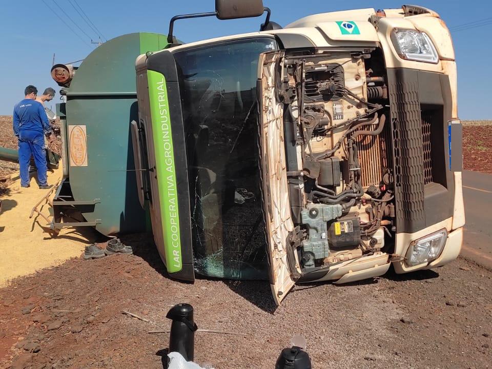 Caminhão raçoeiro tomba na PR 488, em Santa Helena