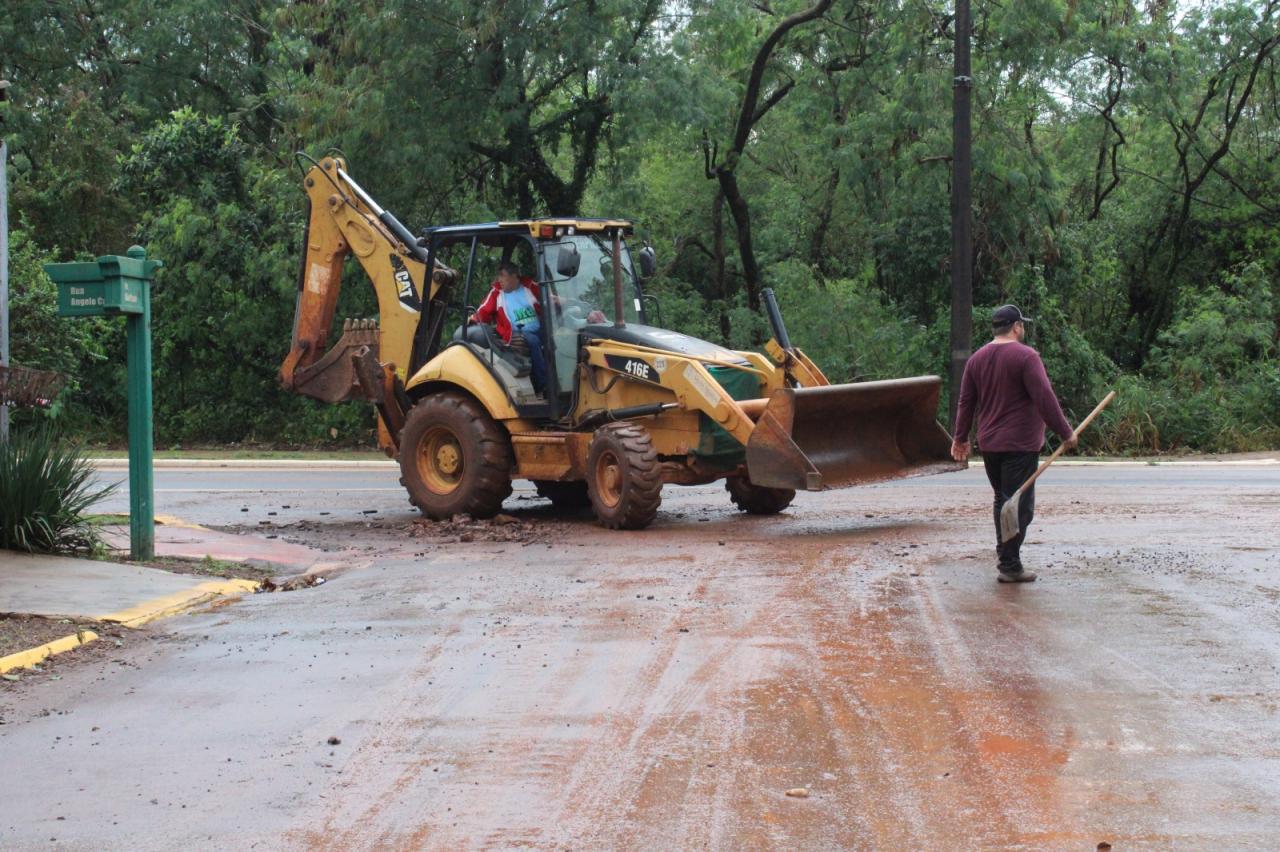 Chuva causa transtornos em alguns pontos da cidade de Santa Helena