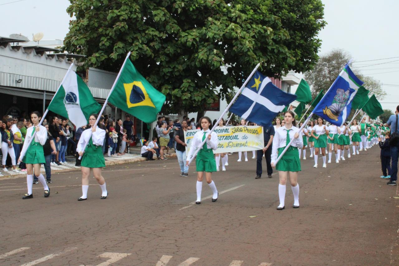 Entidades e empresas proporcionam lindo Desfile Cívico em Santa Helena