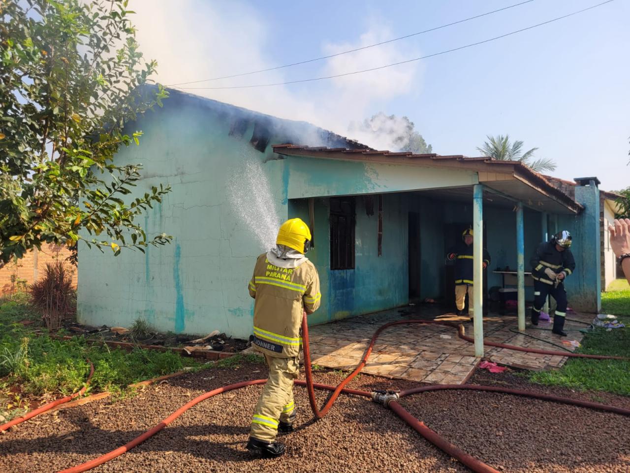 Família vítima de incêndio precisa de ajuda em Santa Helena 
