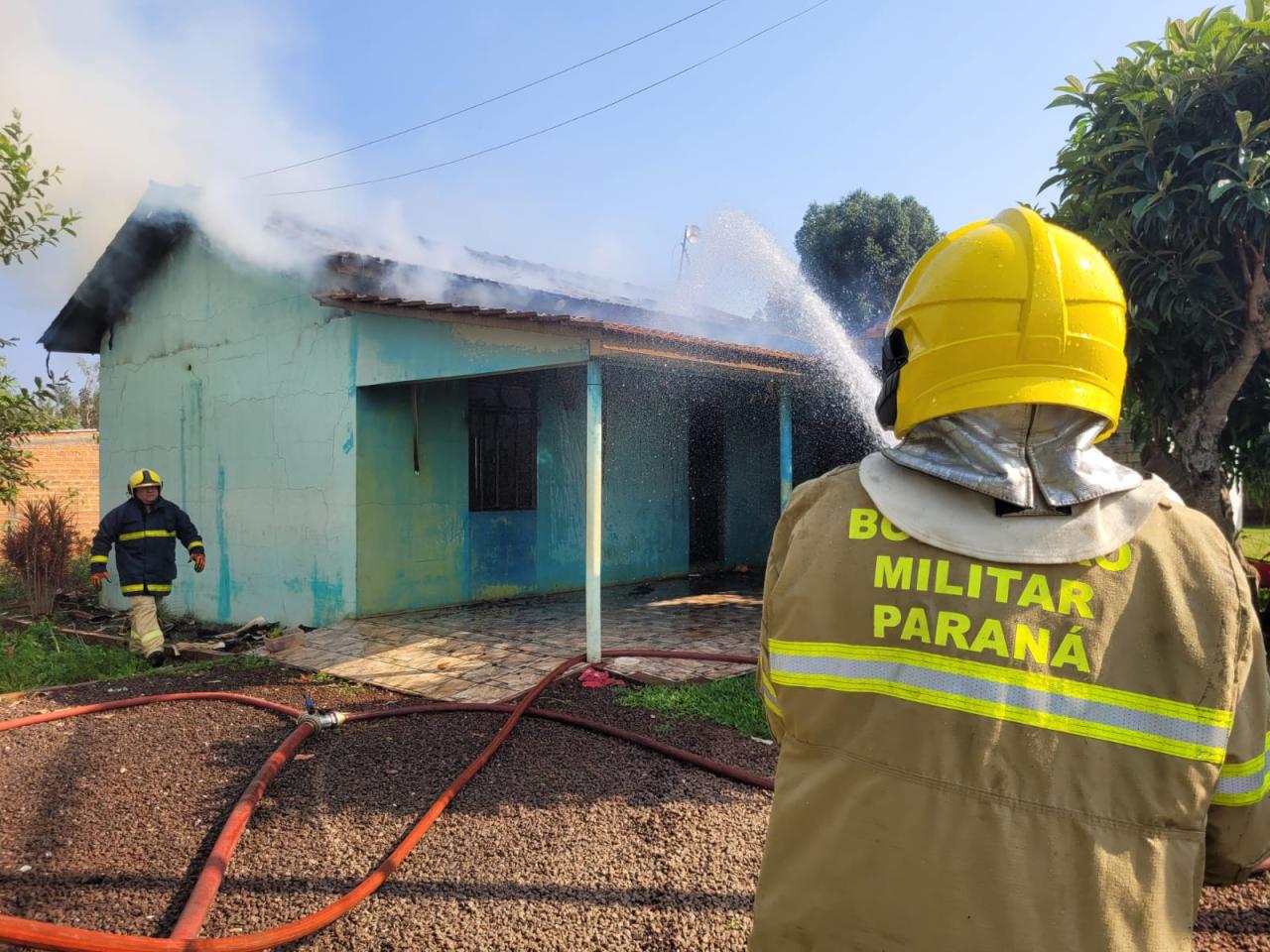 Fogo atinge residência em bairro de Santa Helena