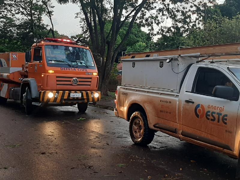 Ventania em Santa Helena causa queda de árvores e falha no fornecimento de energia