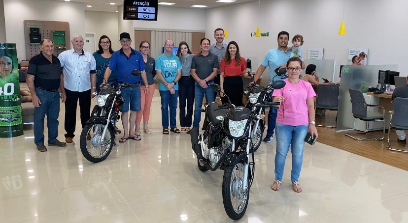Associados Sicredi em Santa Helena são contemplados com motos da campanha “40 anos além da conta”.