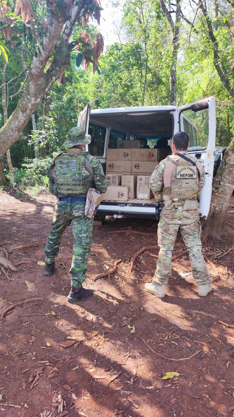 BPFron e PF apreendem embarcação carregada com mais de 3 mil pacotes de cigarros contrabandeados em Pato Bragado