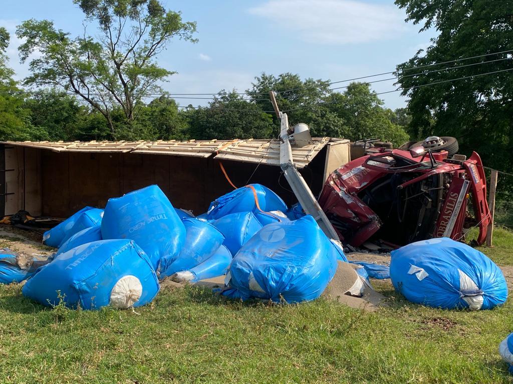 Caminhão fica destruído ao tombar no interior de Santa Helena e motorista sai ileso