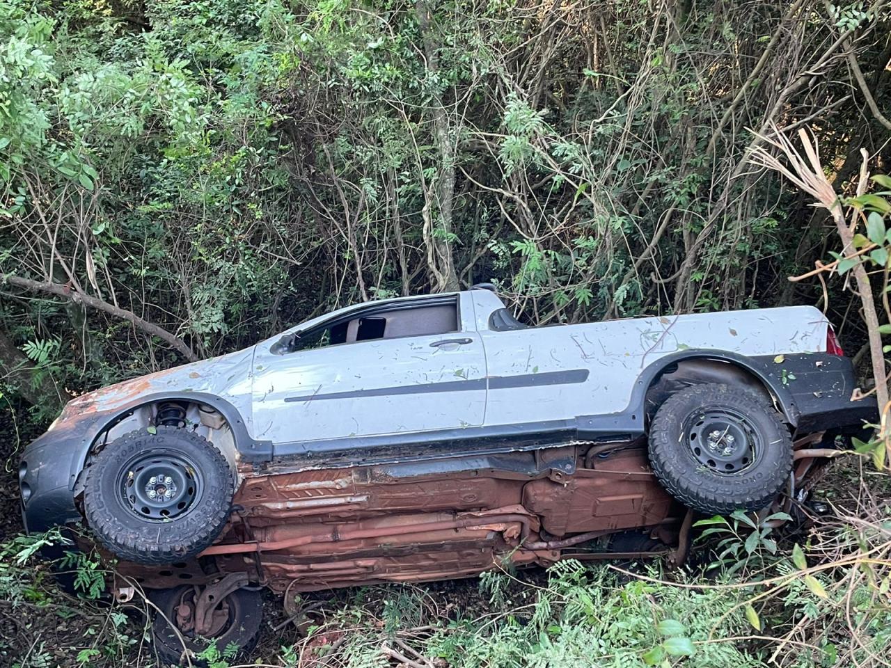 Capotamento é registrado próximo a ponte em Santa Helena