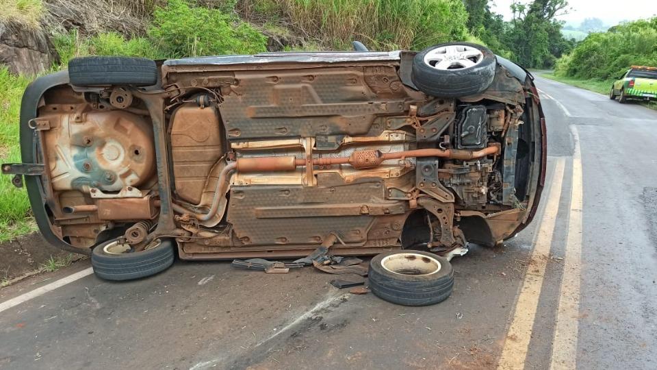Carro tomba após roda travar em curva na PR-317 em Ouro Verde do Oeste