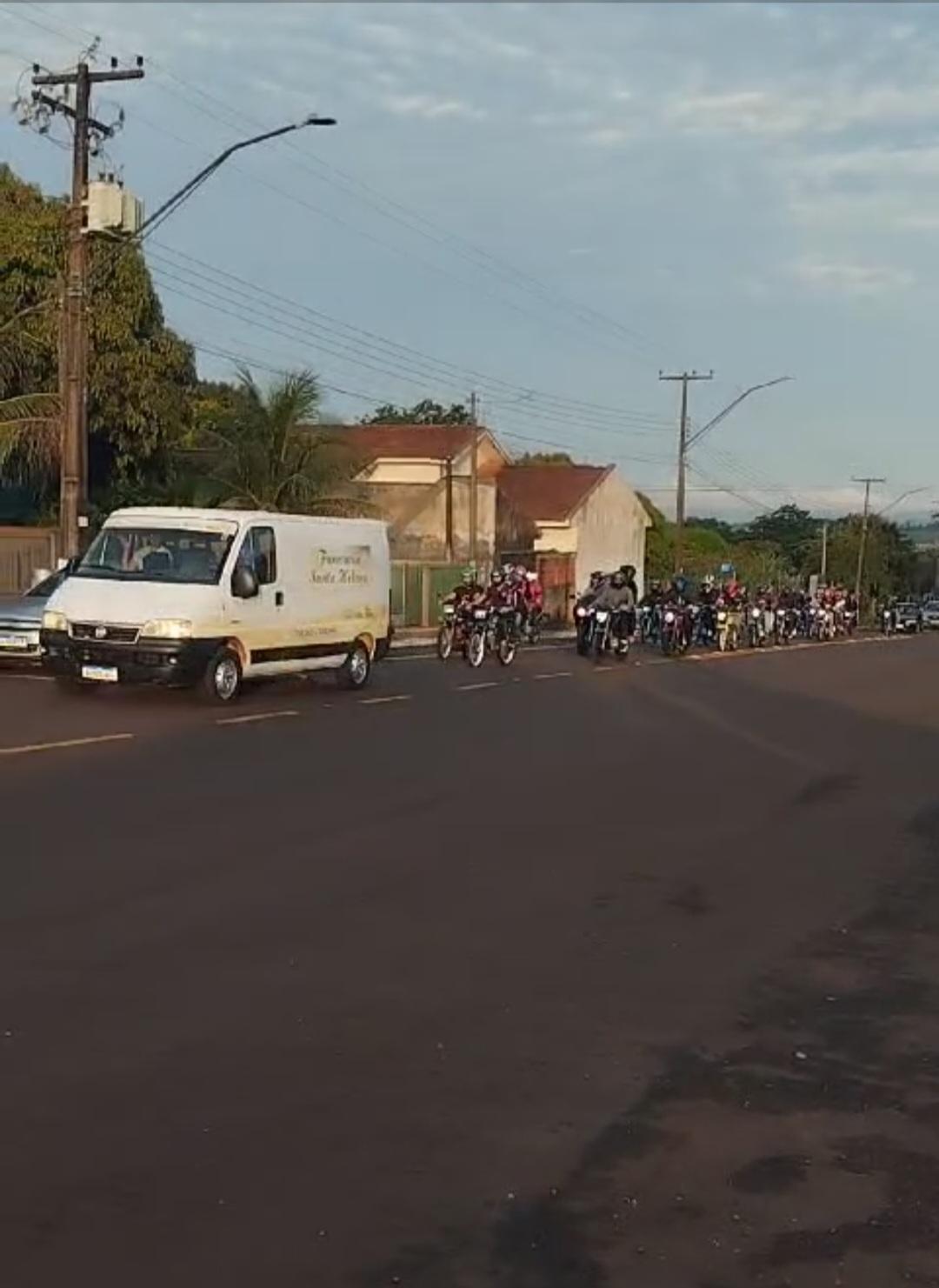Em cortejo, familiares e amigos homenageiam jovem que perdeu a vida em acidente de trânsito em Santa Helena