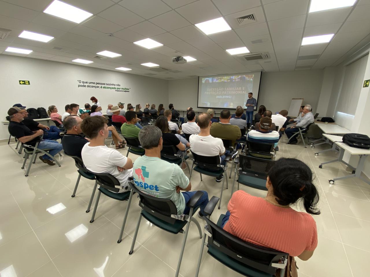 Em Santa Helena, Sicredi Vanguarda promove evento sobre sucessão familiar para empresas tradicionais e rurais