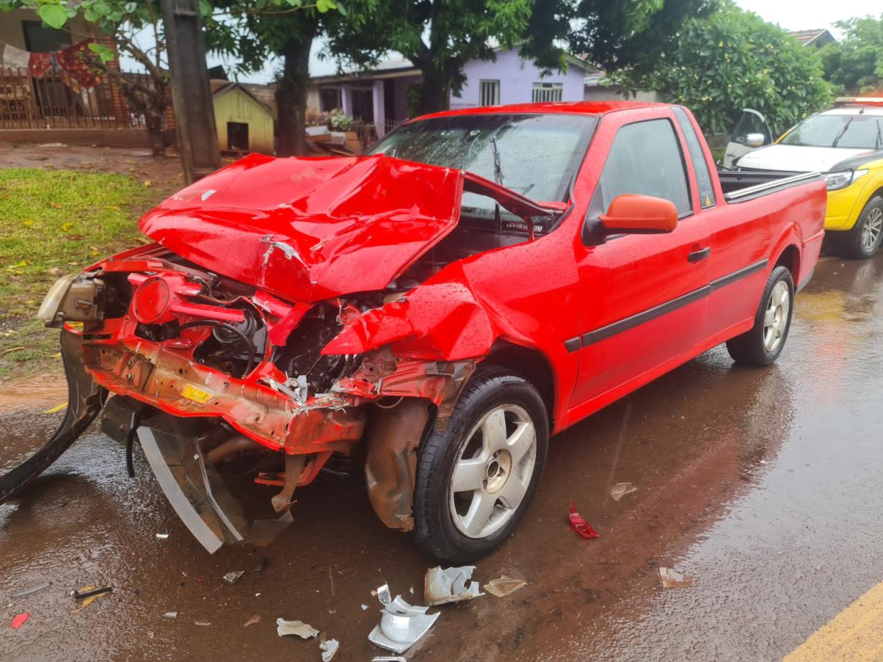 Motorista fica ferido ao colidir Saveiro em caminhão na PR 495 em Missal