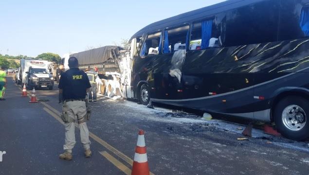 Ônibus que se deslocava até Santa Helena se envolve em acidente; motorista morreu no local