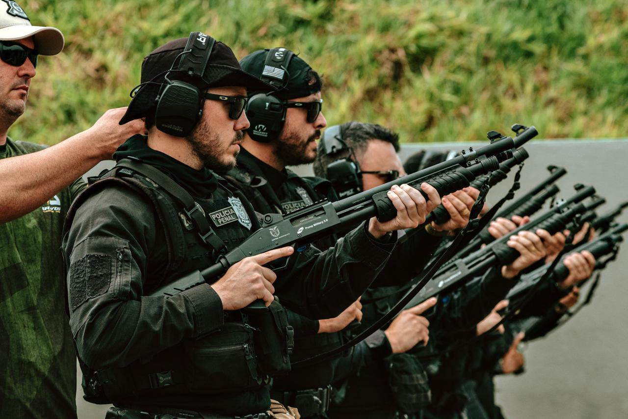 Policiais penais passam por treinamento no Clube de Tiro Bravos em Santa Helena