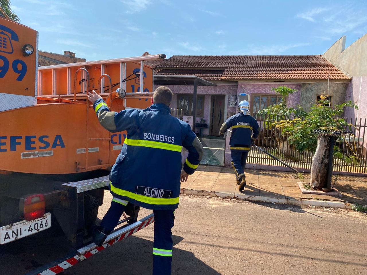 Princípio de incêndio em imóvel mobiliza Defesa Civil e Bombeiros em Santa Helena