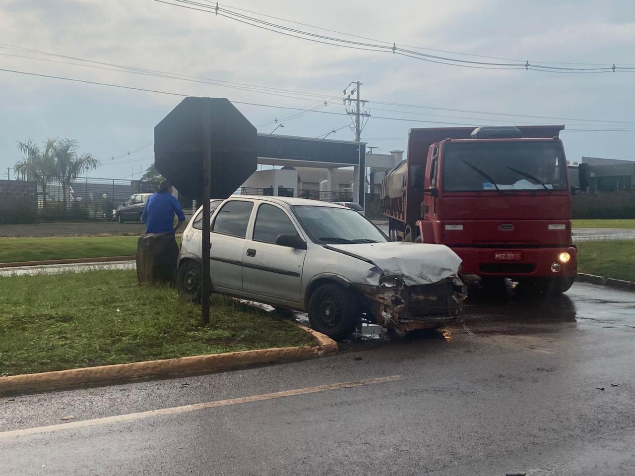 Veículo colide em caminhão no trevo de acesso à Santa Helena