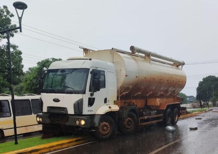 Caminhão para sobre canteiro após acidente em perímetro urbano da PR 495 em Santa Helena