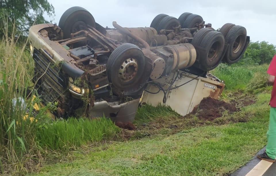 Caminhão tomba e motorista fica ferido na PR 488 entre Diamante d’Oeste e Vera Cruz