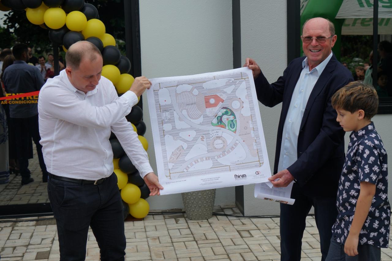 Prefeito entrega projeto de revitalização da Praça Antônio Thomé ao filho do pioneiro em Santa Helena