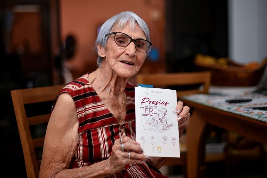 Aos 90 anos, santa-helenense lança livro de poesias e destaca novas vivências na terceira idade