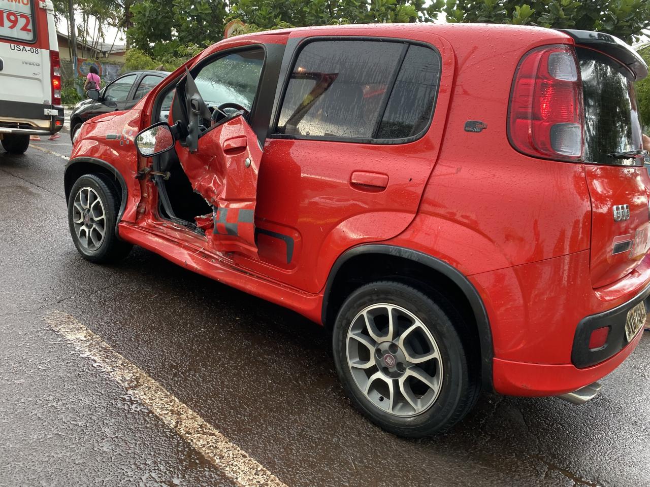 Acidente entre Uno e Vectra deixa duas pessoas feridas em Santa Helena