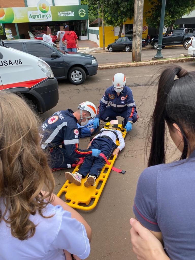 Adolescente tem ferimento na cabeça ao bater patinete em veículo em Santa Helena