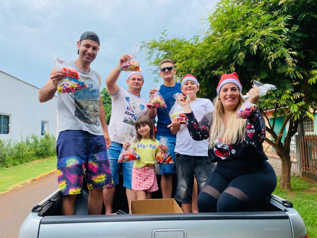 Adrieli Tanquella, Miss Pluz Size Paraná 2024, entrega kits de doces para crianças em Santa Helena
