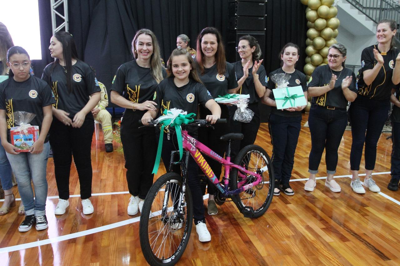 Aluna da Escola Marechal D. da Fonseca de Santa Helena recebe premiação de 1º Lugar no PROERD