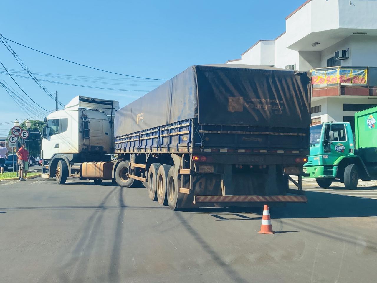 Carreta paraguaia apresenta problemas e bloqueia parte da Av. Brasil em Santa Helena