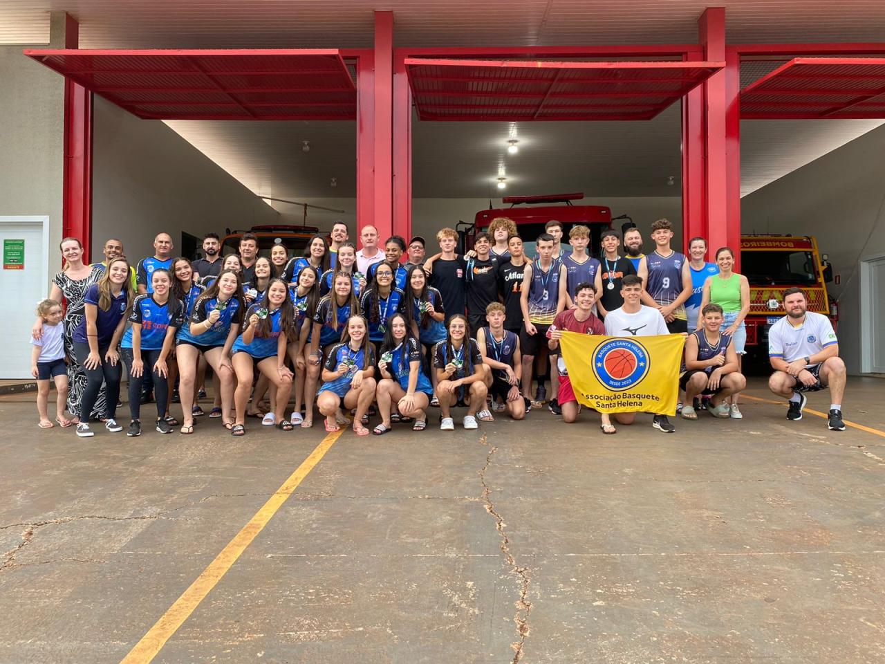 Equipes santa-helenenses de basquete e voleibol desfilam pela cidade após importantes títulos