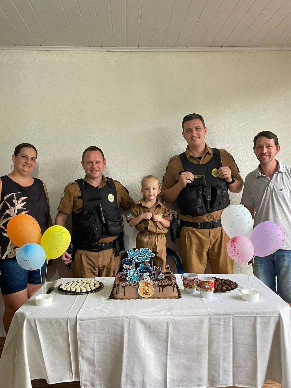 Gabrielly recebe surpresa da Polícia Militar de Itaipulândia no seu aniversário