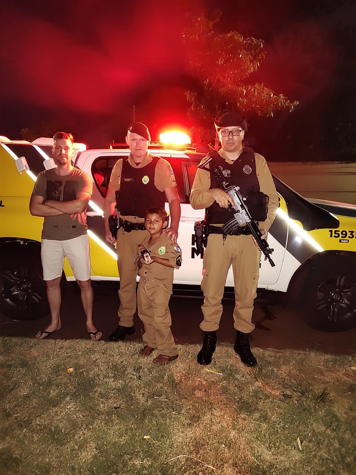 Medianeira: policiais da Patrulha Rural entregam fardinha para fã-mirim