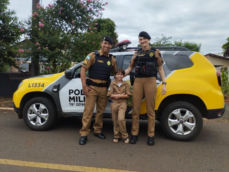 Menino de 7 anos recebe farda da Polícia Militar de Santa Helena como presente de Natal