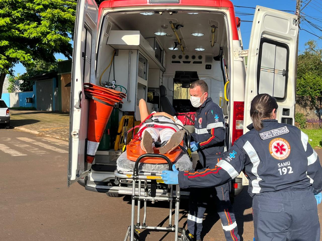 Mulher fica ferida em acidente envolvendo carro e moto em Santa Helena