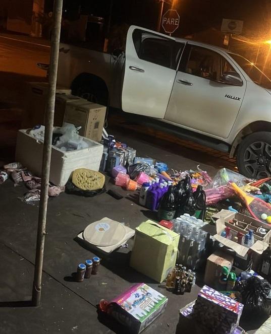 Polícia Militar de Diamante do Oeste apreende Hilux carregada com contrabando